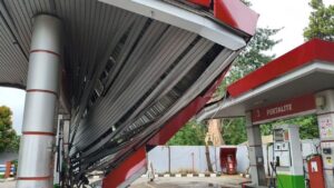 Atap SPBU Pramuka Raya Rusak Akibat Pohon Tumbang, Operasional Ditutup Sementara