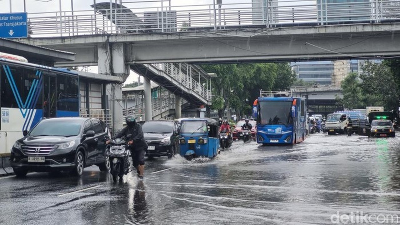 Jakarta Masih Terendam Banjir, 90 RT dan 9 Ruas Jalan Lumpuh Pagi Ini Jakarta Masih Terendam Banjir, 90 RT dan 9 Ruas Jalan Lumpuh Pagi Ini