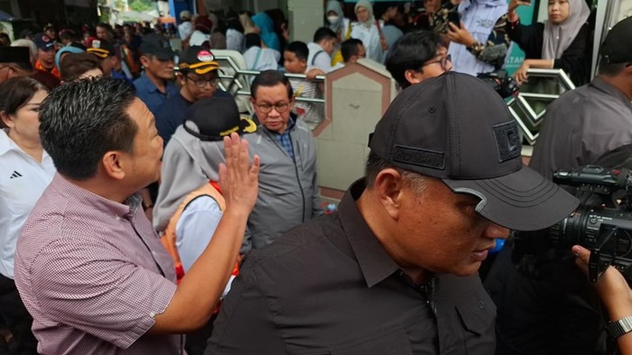 Gubernur DKI Jakarta Tinjau Korban Banjir Rawa Buaya, Warga Desak Penambahan Pompa Air