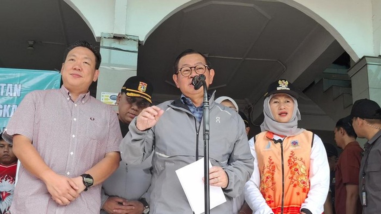 Pramono Anung Imbau Warga Rawa Buaya Tak Buang Sampah Sembarangan di Tengah Banjir