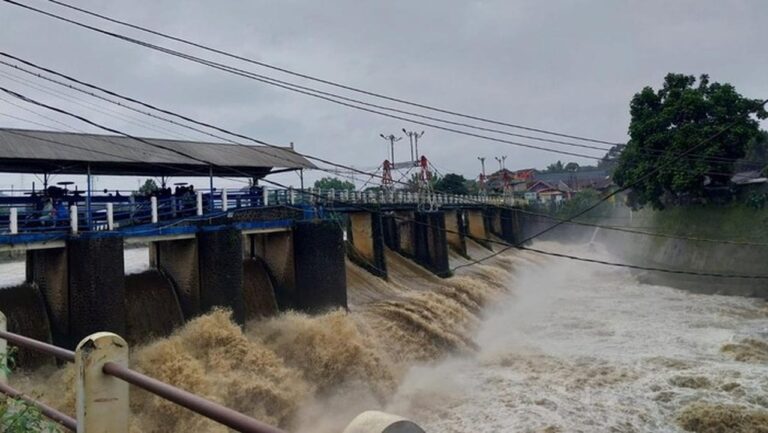 Bendung Katulampa Siaga 4 Meski Hujan Deras, Tinggi Air Bertahan 80 Cm