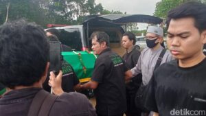 Ayah Lula Lahfah Minta Maaf Atas Nama Keluarga di Pemakaman Sang Putri
