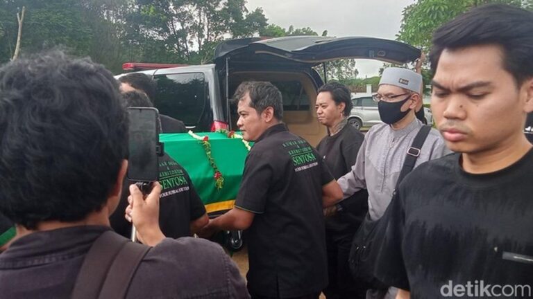 Ayah Lula Lahfah Minta Maaf Atas Nama Keluarga di Pemakaman Sang Putri