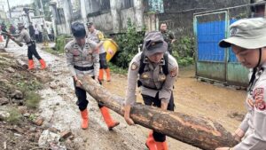 Longsor Tutup Jalan Alternatif Puncak Bogor, Kendaraan Belum Bisa Melintas
