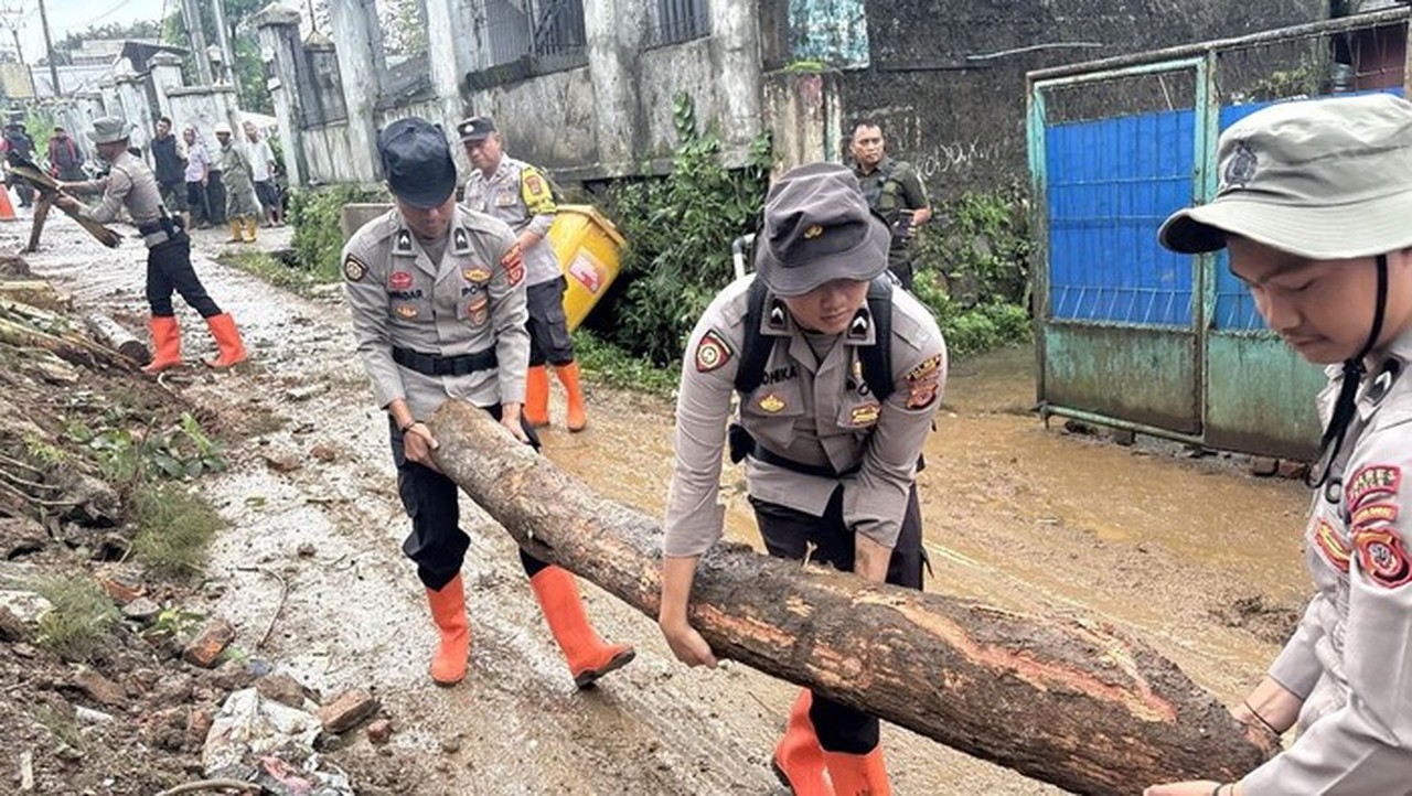 Longsor Tutup Jalan Alternatif Puncak Bogor, Kendaraan Belum Bisa Melintas