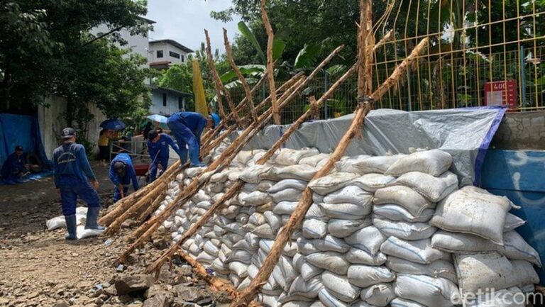 Tanggul Jebol Picu Banjir Sepinggang di Petogogan, Warga Sebut Sudah Biasa
