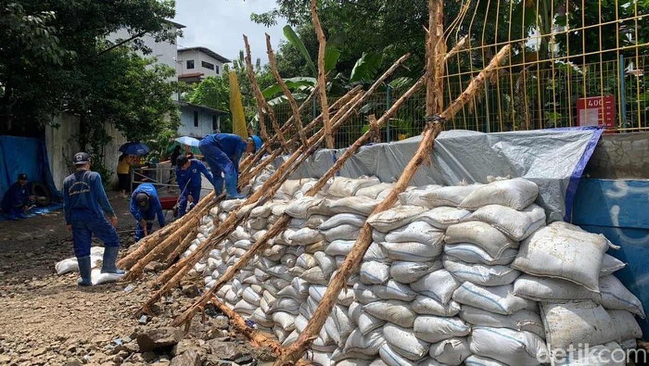 Tanggul Jebol Picu Banjir Sepinggang di Petogogan, Warga Sebut Sudah Biasa