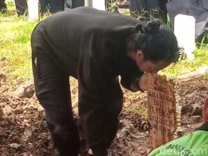 Reza Arap Berjongkok dan Cium Nisan Lula Lahfah di TPU Rawa Terate