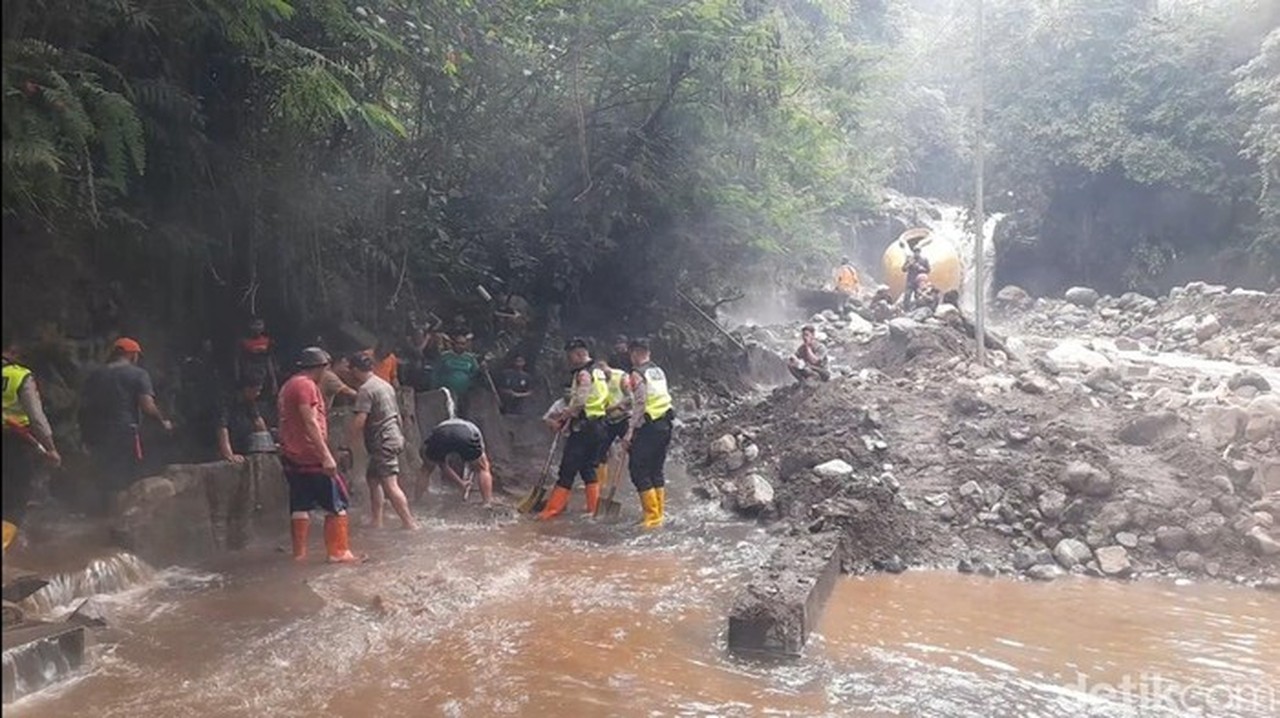 Banjir Bandang Terjang Wisata Guci Tegal, Kolam Hancur dan Tiga Jembatan Putus