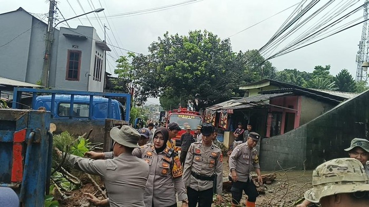 Longsor di Jalur Alternatif Puncak Bogor: Polisi dan Warga Berjibaku Evakuasi Material