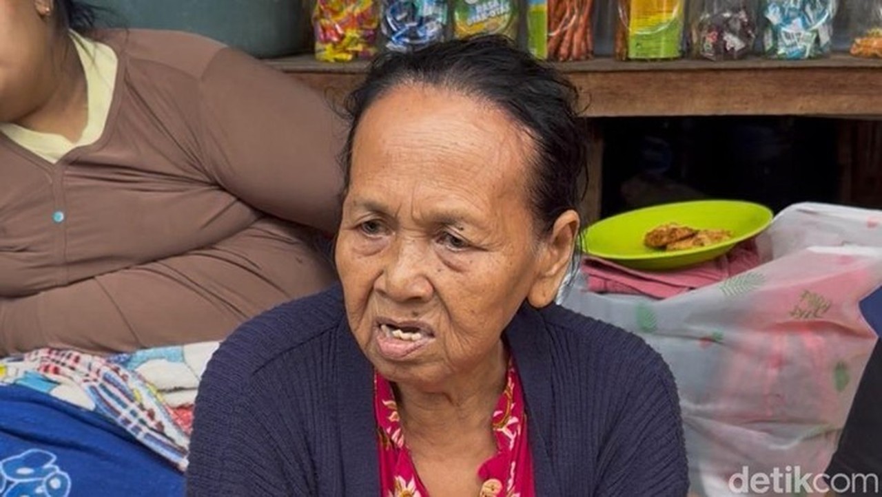 Banjir Pejaten Timur Langganan Tiap Tahun, Lansia Ani Mengungsi Semalaman Banjir Pejaten Timur Langganan Tiap Tahun, Lansia Ani Mengungsi Semalaman