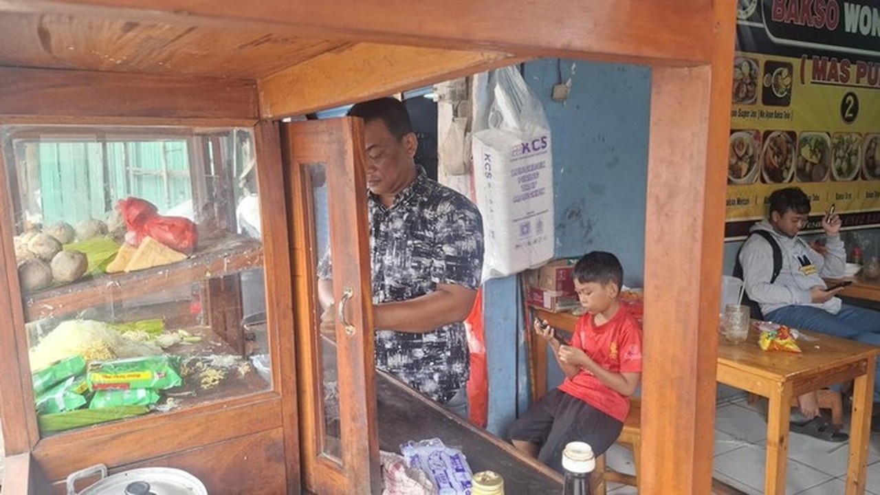 Banjir Rawa Buaya Berkah, Penjual Bakso Wonogiri Raup Omzet Dua Kali Lipat Banjir Rawa Buaya Berkah, Penjual Bakso Wonogiri Raup Omzet Dua Kali Lipat