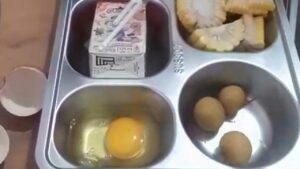 Program Makan Bergizi Gratis SMAN 1 Cigemblong Disorot Akibat Telur Mentah dan Sayur Belatung