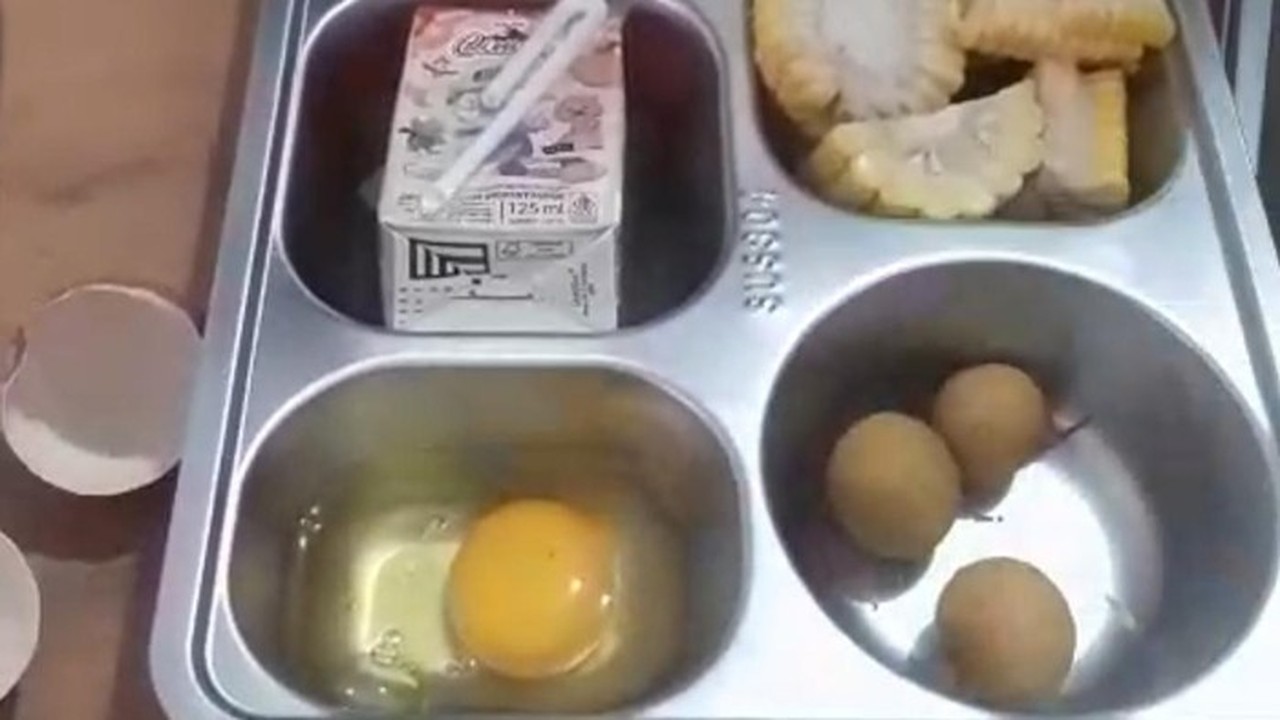 Program Makan Bergizi Gratis SMAN 1 Cigemblong Disorot Akibat Telur Mentah dan Sayur Belatung