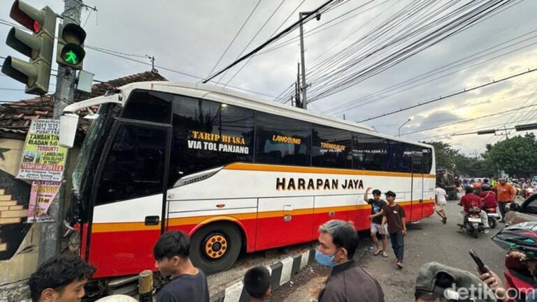 Bus Harapan Jaya Ugal-ugalan di Kediri, 11 Orang Luka Termasuk Anak-anak