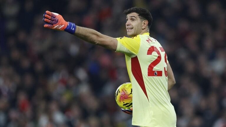 Inter Milan Bidik Emiliano Martinez, Yann Sommer Terancam Tersingkir