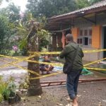 Detik-Detik Mengerikan: Tanah Dekat Sungai Amblas Seret Rumah Warga di Pekalongan