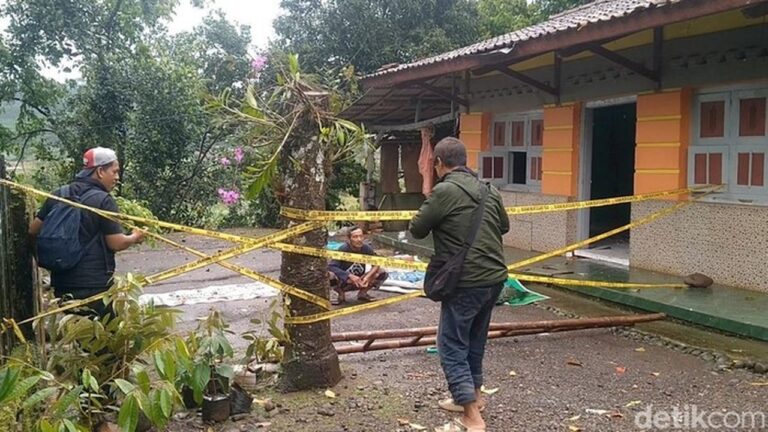 Detik-Detik Mengerikan: Tanah Dekat Sungai Amblas Seret Rumah Warga di Pekalongan