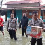 Kapolda Metro Jaya Turun Langsung Salurkan Bantuan untuk Korban Banjir di Bekasi