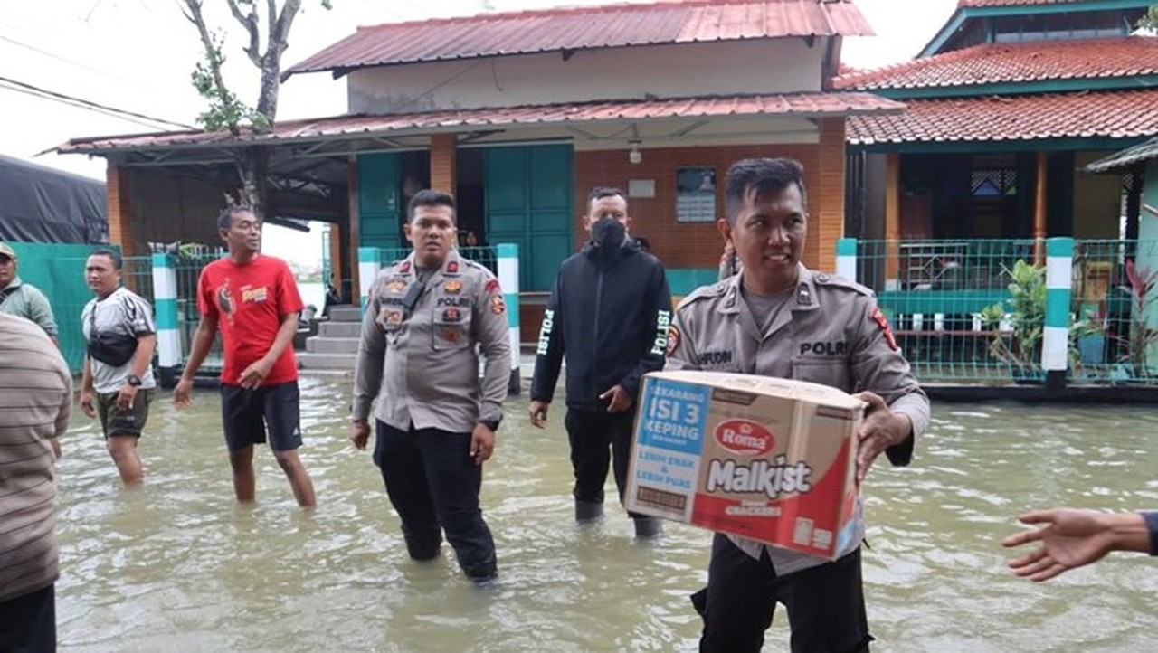 Kapolda Metro Jaya Turun Langsung Salurkan Bantuan untuk Korban Banjir di Bekasi