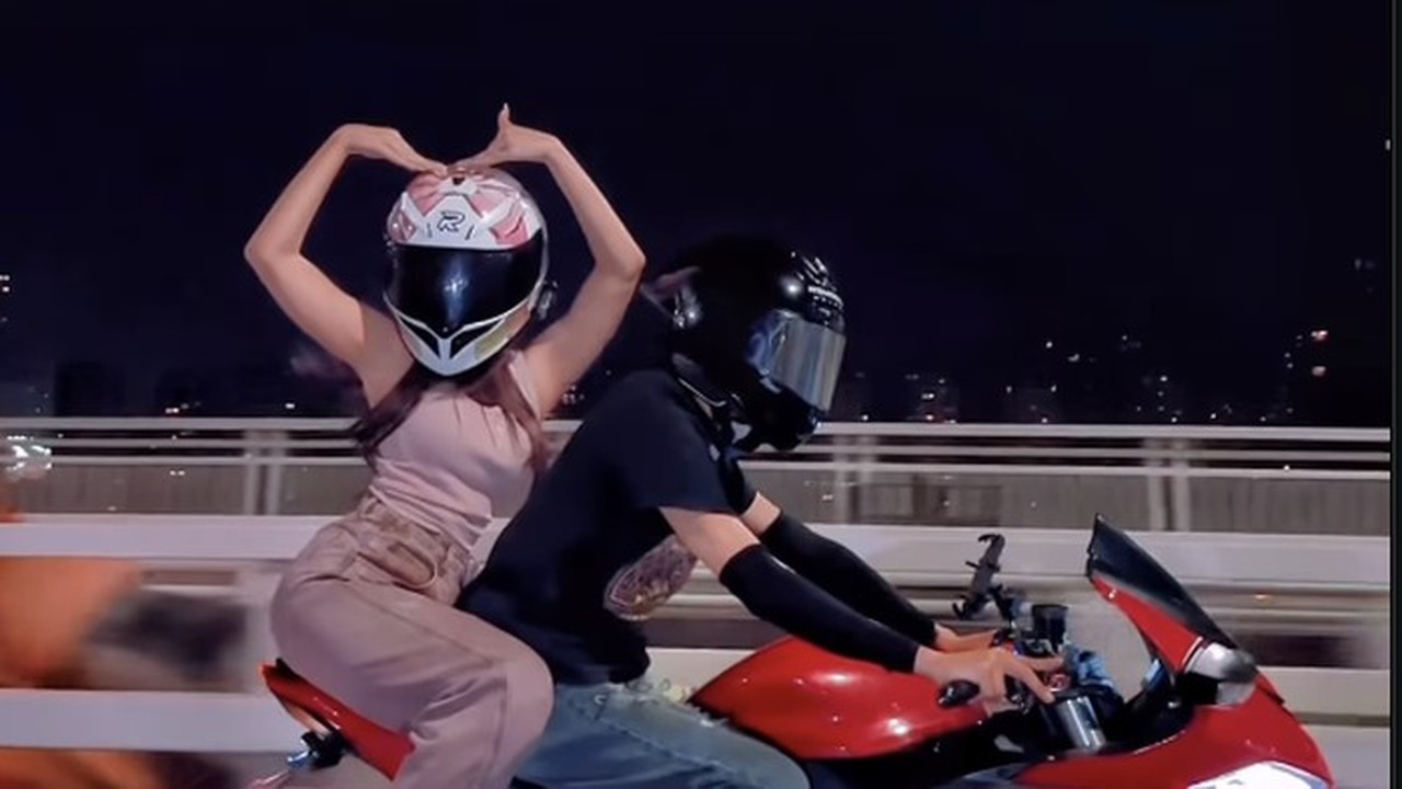 Fuji Klarifikasi Isu Pacar Baru: Pria yang Memboncengnya adalah Ojek Bayaran Rp 1 Juta Fuji Klarifikasi Isu Pacar Baru: Pria yang Memboncengnya adalah Ojek Bayaran Rp 1 Juta