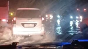 Tol Jakarta-Merak KM 50 Tergenang Banjir, Lalu Lintas Macet Parah Hingga 10 Km