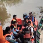 Jembatan Ambruk di Ogan Ilir, Pelajar Terpaksa Naik Perahu Demi Sekolah