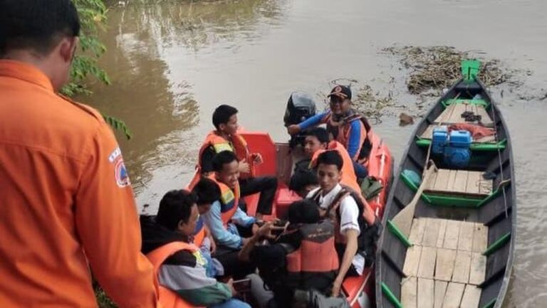Jembatan Ambruk di Ogan Ilir, Pelajar Terpaksa Naik Perahu Demi Sekolah