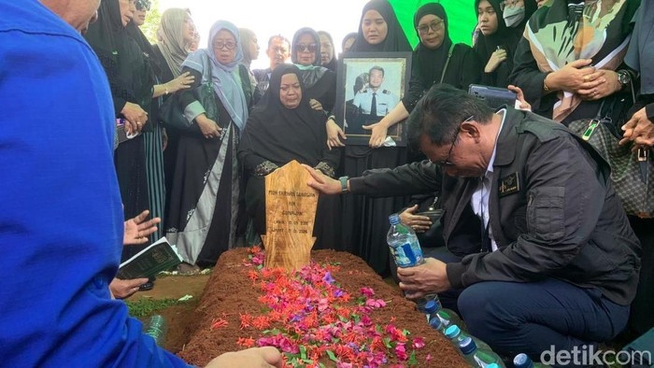 Isak Tangis Keluarga Iringi Pemakaman Jenazah Farhan, Kopilot ATR 42-500 yang Gugur