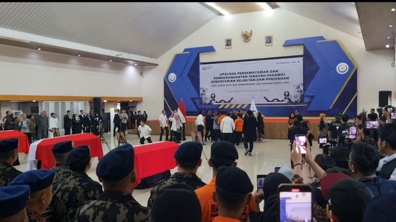 Menteri Kelautan dan Perikanan Sakti Wahyu Trenggono Pingsan Saat Upacara Pelepasan Jenazah Korban Pesawat ATR
