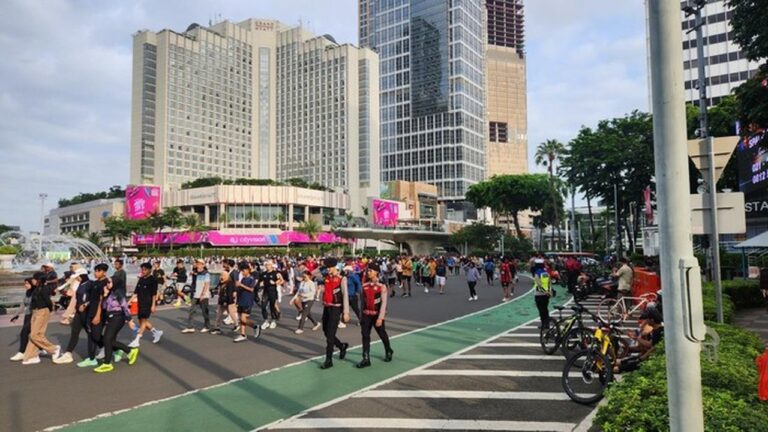 Warga Serbu CFD HI Cari Keringat di Tengah Cuaca Tak Menentu Jakarta