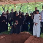 Tangis Keluarga Pecah Iringi Pemakaman Ferry Irawan, Korban Pesawat ATR 42-500