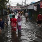 Banjir Jakarta: 14 RT Masih Tergenang, Ratusan Warga Mengungsi Siang Ini