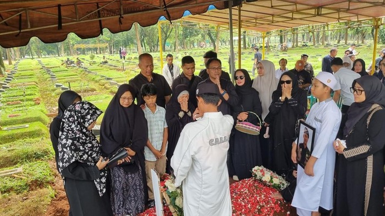 Tangis Ibunda Pecah di Pemakaman Ferry Irawan, Korban ATR 42-500: “Mama Bangga” Tangis Ibunda Pecah di Pemakaman Ferry Irawan, Korban ATR 42-500: “Mama Bangga”
