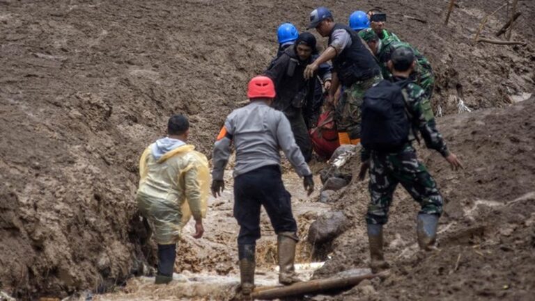 Kendala Tanah Labil Hambat Pencarian Korban Longsor Cisarua, 79 Warga Masih Hilang Kendala Tanah Labil Hambat Pencarian Korban Longsor Cisarua, 79 Warga Masih Hilang