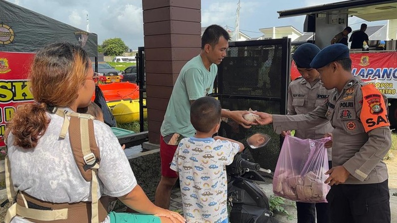 Brimob Polda Metro Siapkan 300 Porsi Makanan untuk Korban Banjir Ekstrem Bekasi