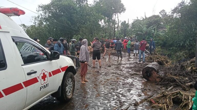 Banjir Pemalang: Kemensos Dirikan Dapur Umum dan Salurkan Bantuan Logistik untuk Korban Banjir Pemalang: Kemensos Dirikan Dapur Umum dan Salurkan Bantuan Logistik untuk Korban