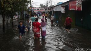 Banjir Jakarta: 6 RT Masih Terendam, 42 KK Mengungsi Akibat Luapan Kali Ciliwung