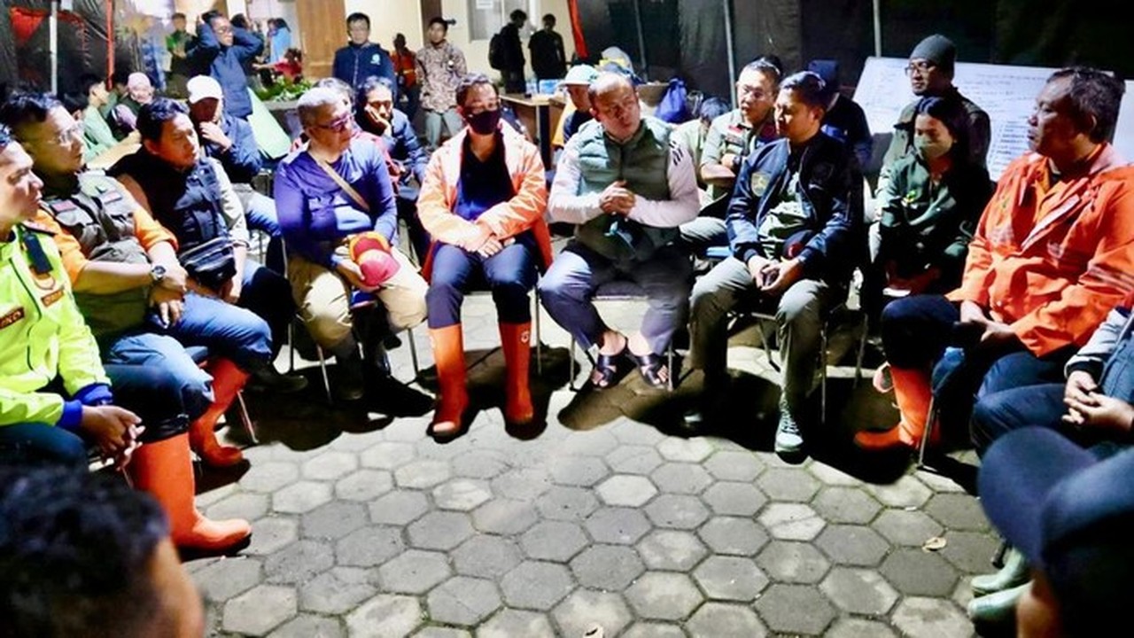 Cucun Ahmad Syamsurijal Evaluasi Penanganan Longsor Bandung Barat, Pastikan Penanggulangan Bencana Optimal Cucun Ahmad Syamsurijal Evaluasi Penanganan Longsor Bandung Barat, Pastikan Penanggulangan Bencana Optimal