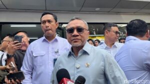 Menteri Zulhas dan Yandri Susanto Naik Motor ke Panen Raya Bareng Prabowo di Karawang