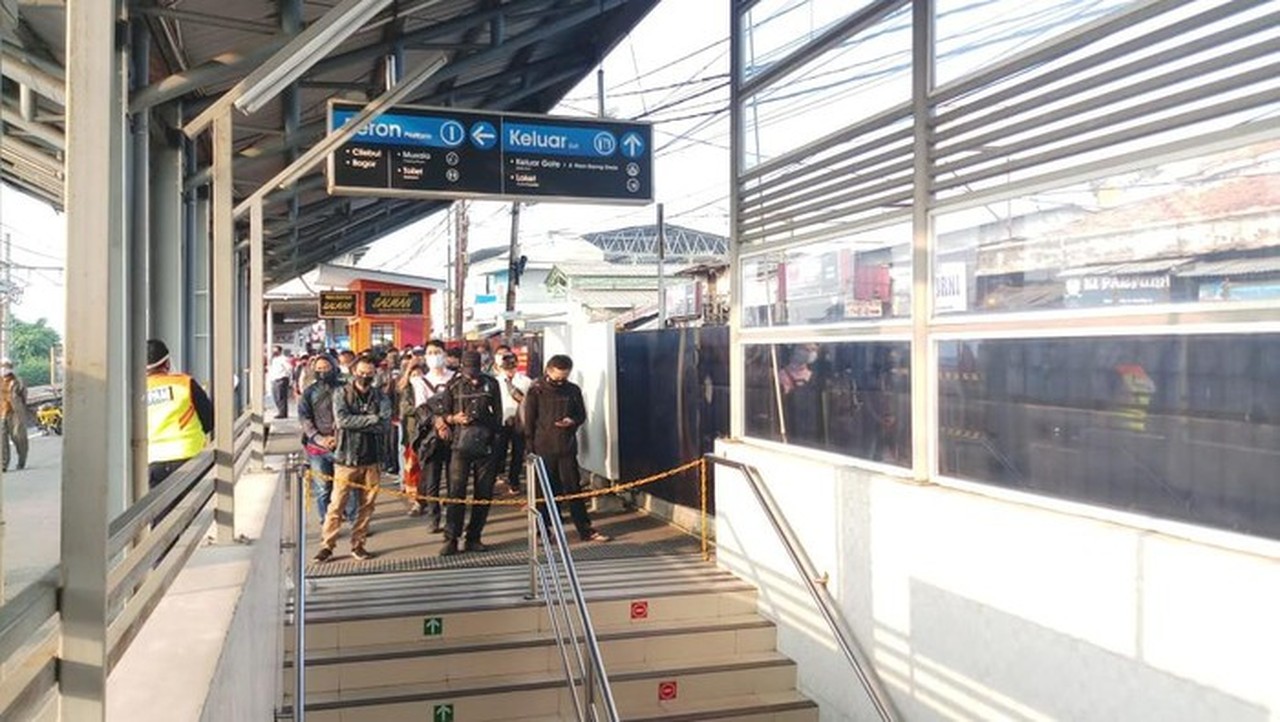 Pria Misterius Coret Petunjuk Arah di Stasiun Bojong Gede, KAI Commuter Telusuri via CCTV