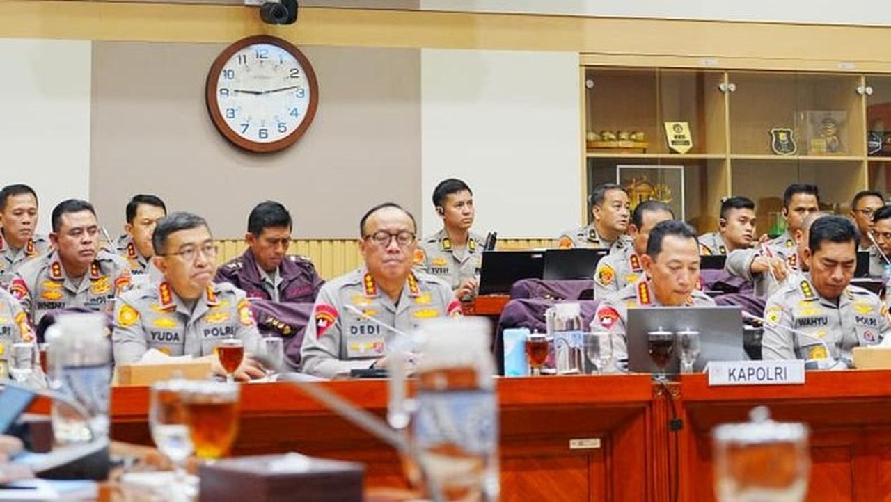 DPR Tetapkan 8 Poin Reformasi Polri, Tegaskan Lembaga Tetap di Bawah Kendali Presiden DPR Tetapkan 8 Poin Reformasi Polri, Tegaskan Lembaga Tetap di Bawah Kendali Presiden