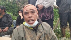 Asep Heri Berjuang 3 Hari Gali Lumpur Cari Putrinya yang Hilang Akibat Longsor Cisarua
