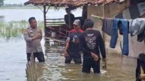 Banjir 1 Meter Rendam Ratusan Rumah di Serang, Warga Mengungsi ke Masjid dan Sekolah