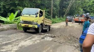 Jalan Raya Lebak Amblas 5 Meter Akibat Pergerakan Tanah, Lalu Lintas Terganggu