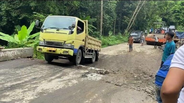 Jalan Raya Lebak Amblas 5 Meter Akibat Pergerakan Tanah, Lalu Lintas Terganggu