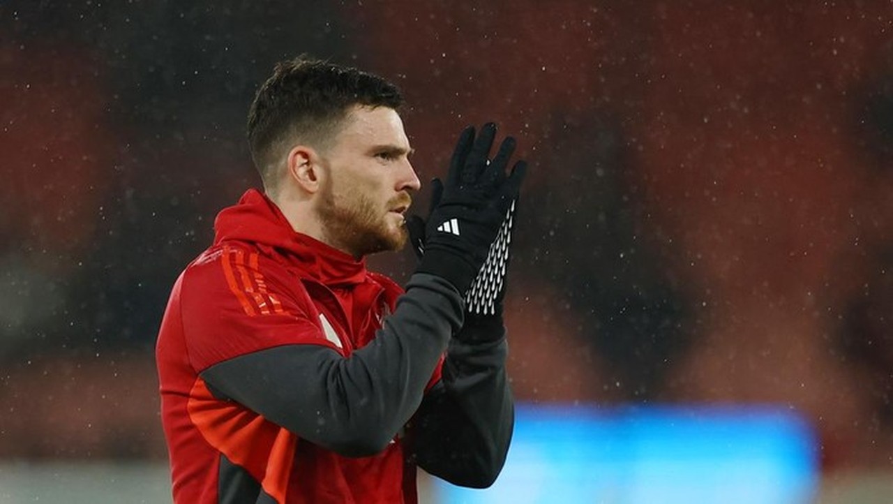 Arne Slot Pertahankan Andy Robertson di Liverpool, Tottenham dan AS Roma Gigit Jari