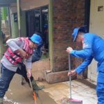 Polda Metro Jaya Turun Tangan Bersihkan Rumah Warga Terdampak Banjir di Jaktim