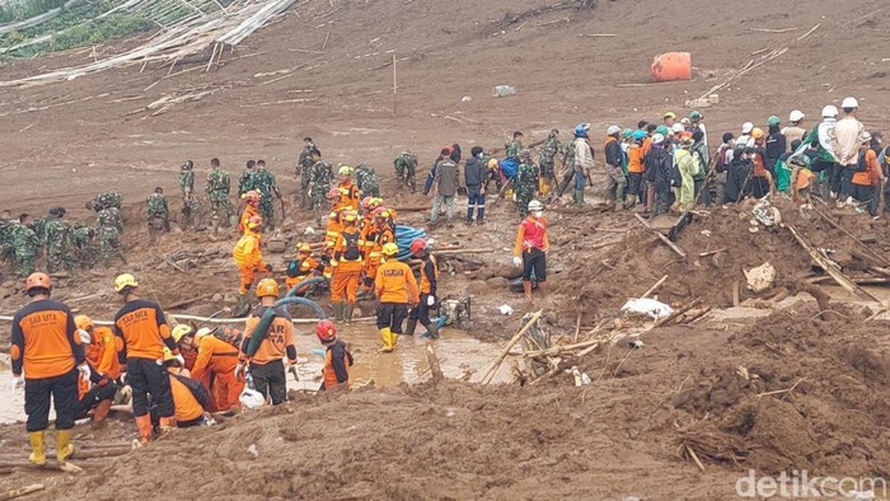 Tim Sar Gabungan Melakukan Operasi Pencarian Korban Longsor Di Cisarua, Bandung Barat. (whisnu Pradana/detikjabar)