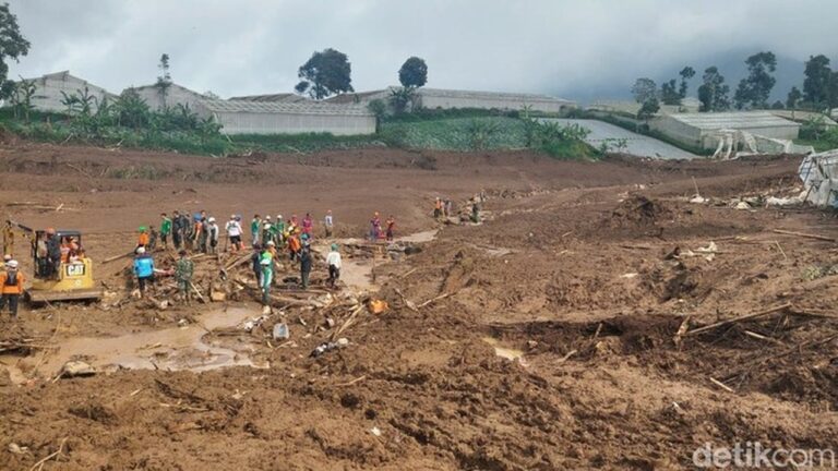 Puluhan Marinir Tertimbun Longsor Cisarua, 4 Jenazah Ditemukan Puluhan Marinir Tertimbun Longsor Cisarua, 4 Jenazah Ditemukan